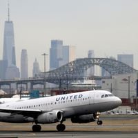 United Airlines pondrá a sus trabajadores no vacunados en licencia forzosa