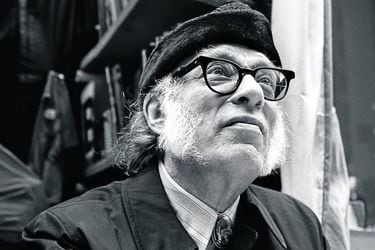 “Creo que las posibilidades de no autodestruirnos son pocas”: Isaac Asimov, la ciencia, las leyes y el cine
