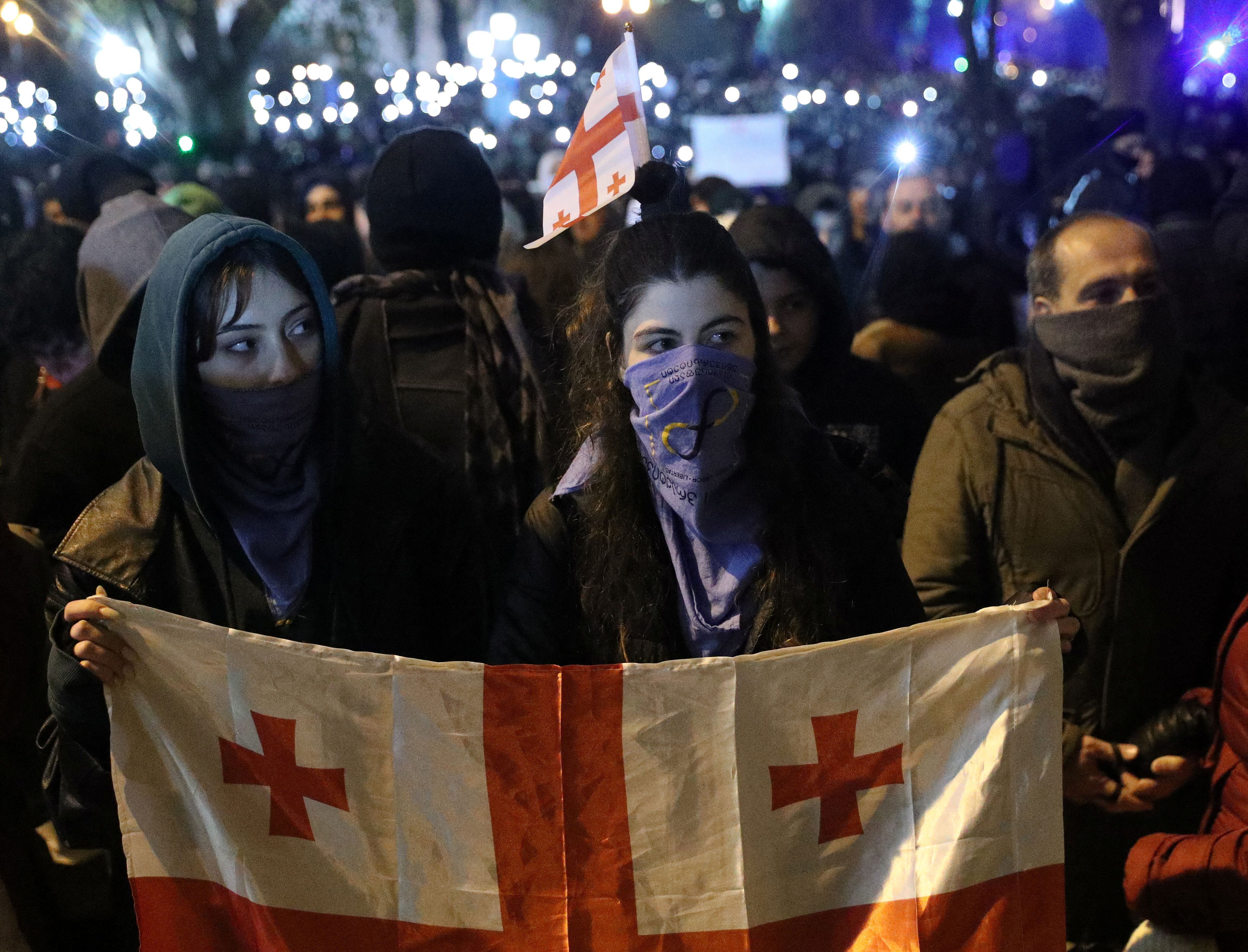 Masivas protestas agudizan crisis política en Georgia - La Tercera