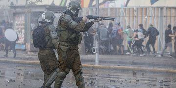 ARCHIVO: Carabineros utilizando armamento antidisturbios