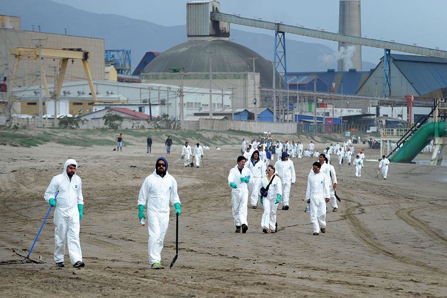 Playa contaminada en Ventanas