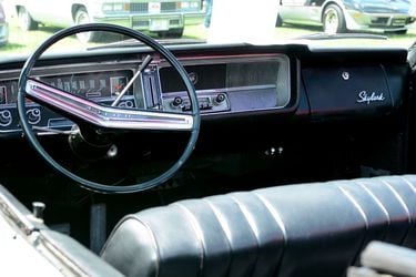 old-vintage-american-car-buick-interior-closeup_bhdf-onxe_thumbnail-full09