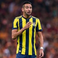 Isla fue suplente en el empate sin goles entre el Fenerbahce y el Galatasaray