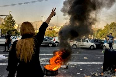 Irán disuelve la policía de la moral y considera cambiar las leyes del velo para las mujeres