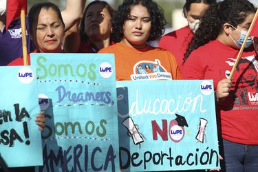Departamento de Justicia y activistas buscan salvar orden de expresidente Obama que impide deportar inmigrantes