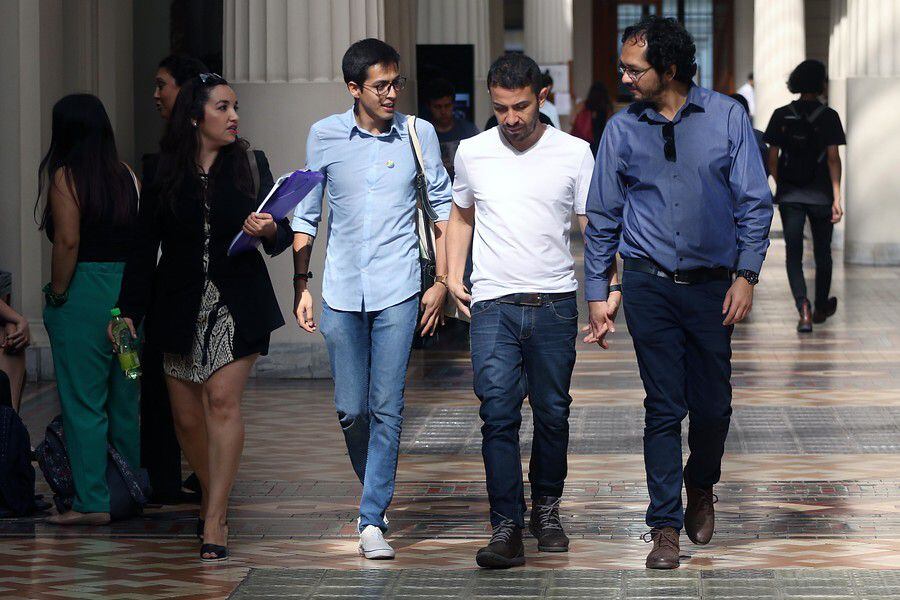 Autores de "Nicolás tiene dos papás" presentan recurso de protección (Foto: Agencia Uno)