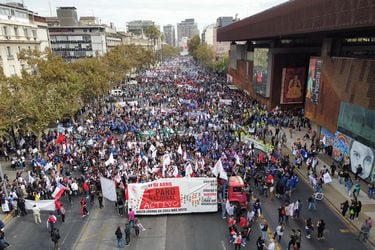Marcha en marco del Paro Nacional de la Central Unitaria de Trabajadores (CUT), se moviliza por la Alameda.