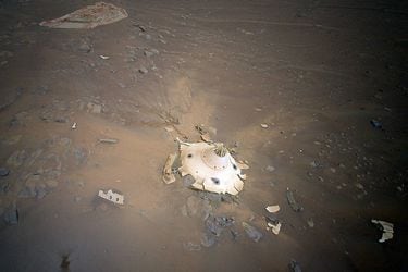 “Restos de otro mundo”: Helicóptero Ingenuity de la Nasa capta inédita imagen de una nave espacial en Marte 