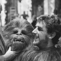 Entre el talento y la enfermedad: la historia de Peter Mayhew, el primer actor bajo el traje de Chewbacca