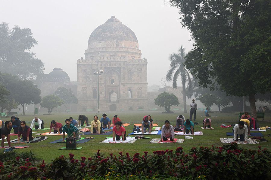 Personas-hacen-yoga-pese-al-smog-presente-en-el-ambiente-AFP