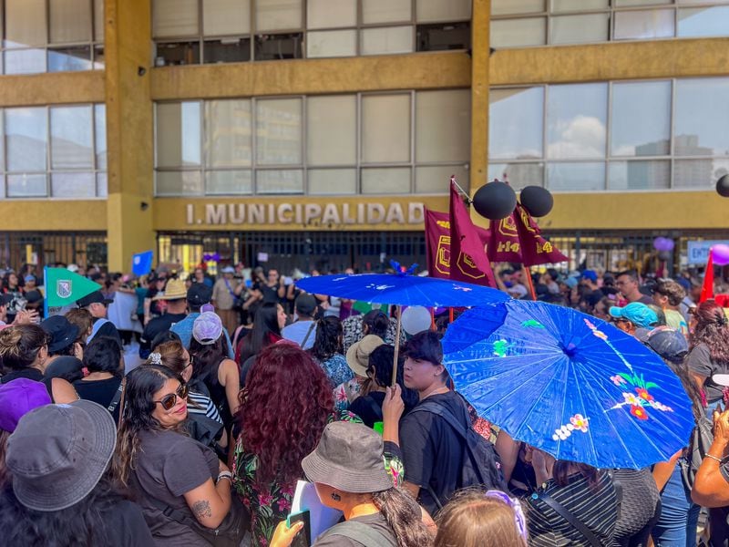 Masiva movilización en la Municipalidad de Antofagasta, para denunciar vulneraciones de derechos en distintos establecimientos públicos de la ciudad también piden la renuncia del alcalde Jonatan Velázquez.