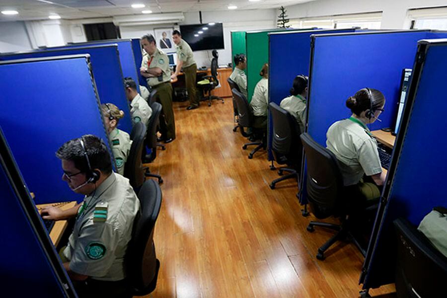 Carabineros en la Sala de comando y contro