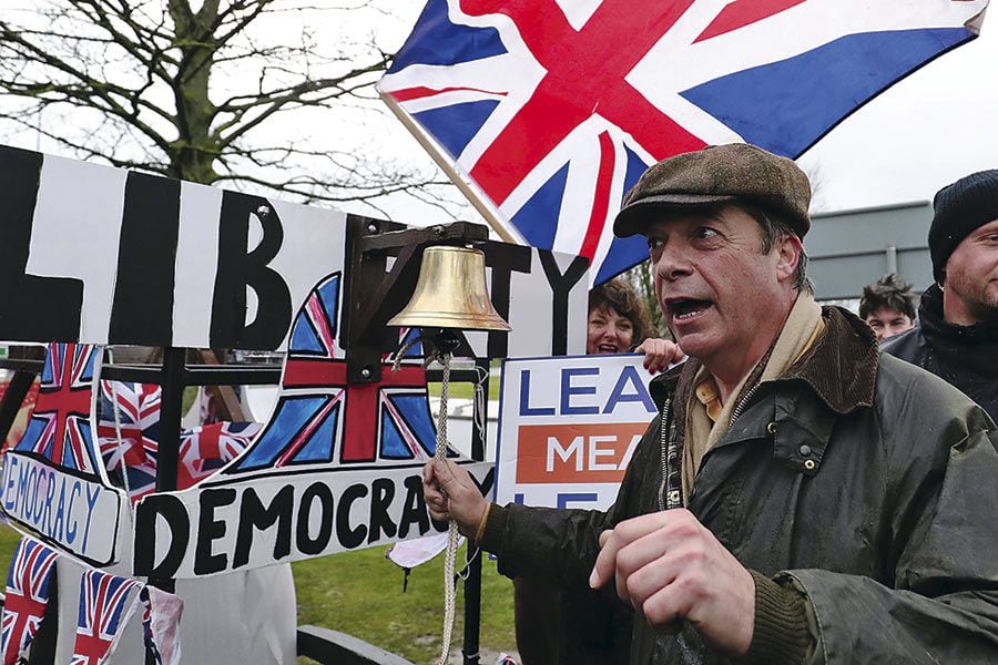 Brexit-campaigner-Nigel-Farage-is-pictured-during-'-Brexit--Betrayal'-march-from-Sunderland-to-(44955312)