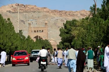 Explosión arrasa con atestada mezquita en Afganistán y deja al menos 18 muertos