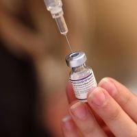Científicos hacen sorprendente descubrimiento sobre los efectos secundarios de las vacunas Covid