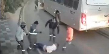 pasajeros de bus golpean a asaltante en brasil