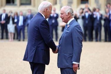 Biden comienza viaje por Europa reuniéndose con Sunak y el rey Carlos III