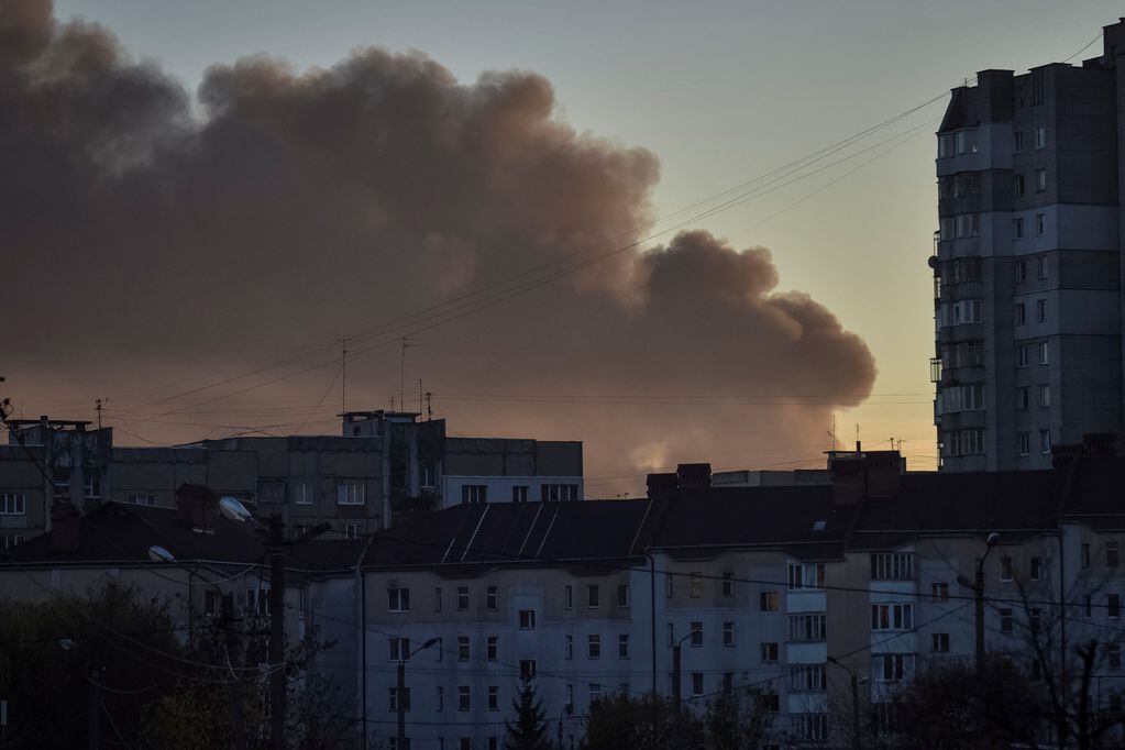 Ataque con misiles rusos. REUTERS/Pavlo Palamarchuk