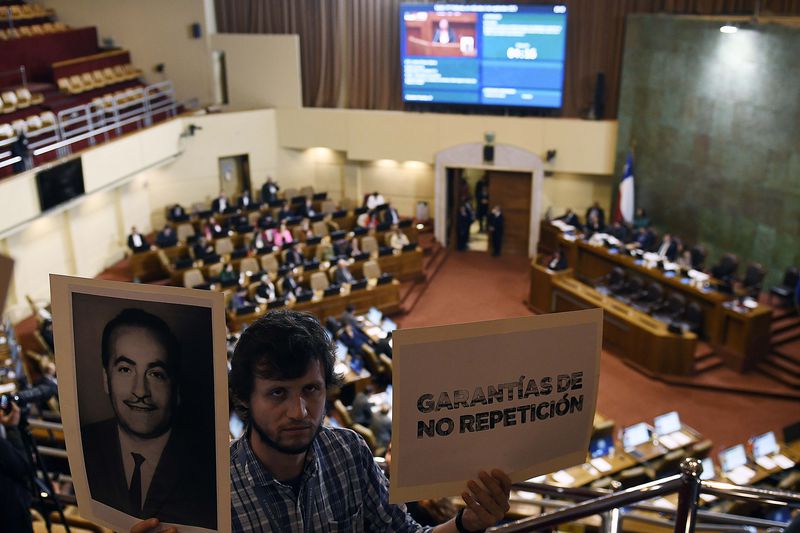 Diputados del Frente Amplio y el PC realizaron homenaje a legisladores víctimas de la dictadura y lucieron en el Congreso pancartas con fotografías de figuras que apoyaron el régimen de Augusto Pinochet.