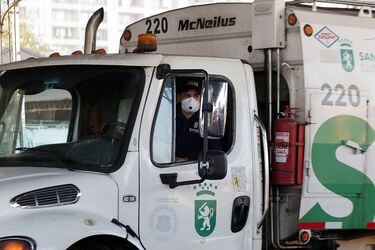 Recolectores de basura de Santiago realizan “paro de advertencia” por estado de camiones