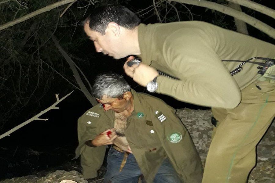 carabineros ayudan a persona