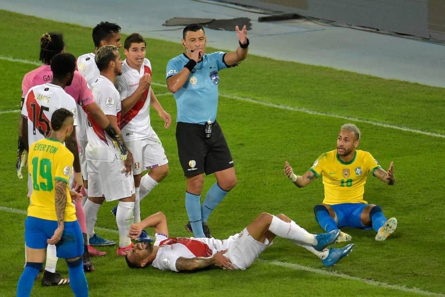 El Árbitro Roberto Tobar se llevó las críticas de la prensa peruana por su desempeño en la semifinal de la Copa América.