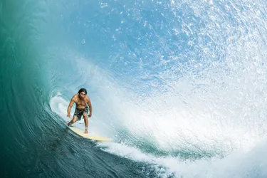 Muere la leyenda del surf Mikala Jones en un entrenamiento en Indonesia