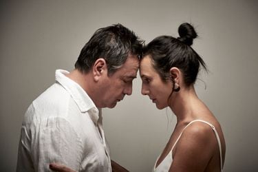 Blanca Lewin y Claudio Arredondo protagonizan “En el medio” la nueva producción de Teatro Zoco