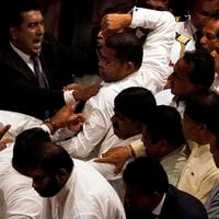 Batalla campal entre diputados en el Parlamento de Sri Lanka