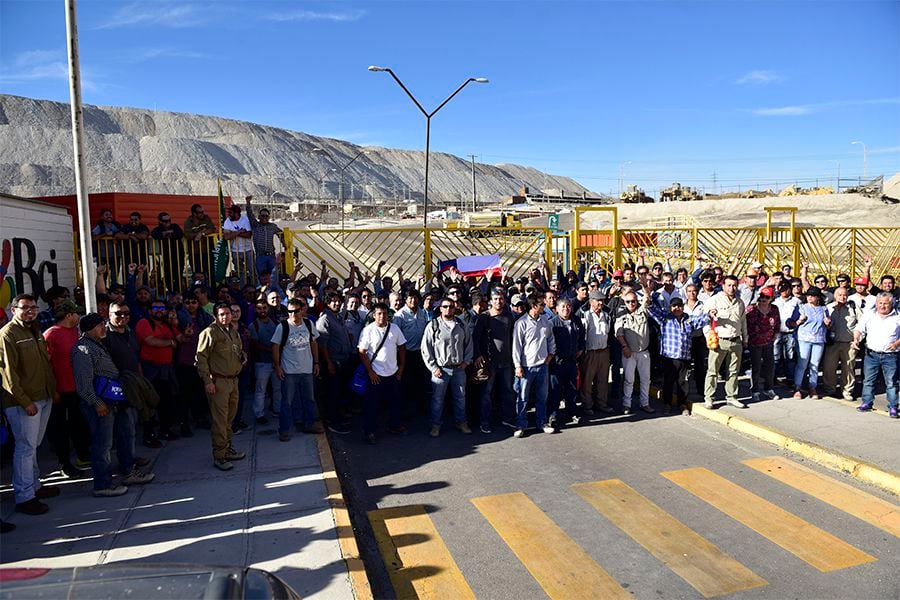 Trabajadores de Chuquicamata paralizan su faena