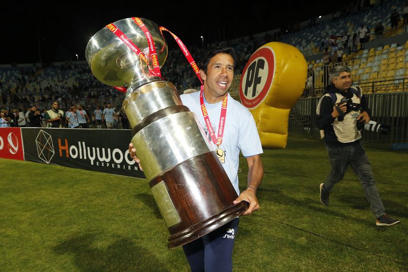 Nicolás Núñez celebra con la Supercopa