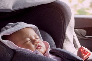 Baby-sleeping-in-a-car-seat_b-1038x375