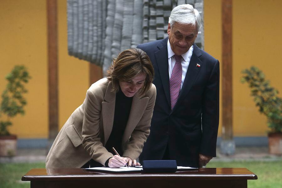 Presidente de la Repœblica  junto a la ministra de Educaci—n firman Proyecto de Ley
