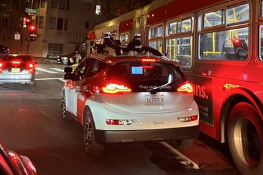 California limita el funcionamiento de taxis autónomos ante serie de incidentes