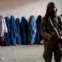 Vetadas de visitar parques y de viajar a estudiar a Dubái: mujeres afganas registran altas tasas de suicidio en el Afganistán de los talibanes