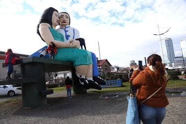 "No se puede manosear la democracia": La felicidad del escultor de "Sentados frente al mar" tras el plebiscito que salvó su obra en Puerto Montt
