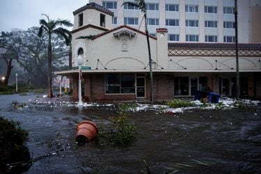 Huracán Ian deja inundaciones, personas atrapadas y apagones en su paso por el suroeste de Florida