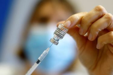“No es casualidad”: Analizan posible riesgo de accidente cerebrovascular de vacuna bivalente de Pfizer