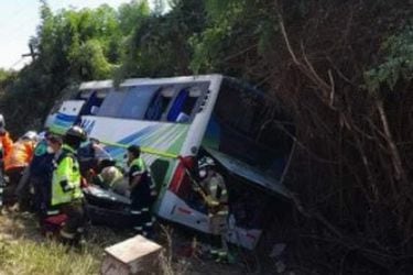 Suben a dos los fallecidos tras choque de bus interurbano en Graneros: Otras cinco personas resultaron heridas