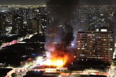 Una mujer fallecida y dos bomberos lesionados deja un incendio de grandes proporciones que afectó a un cité en Santiago Centro