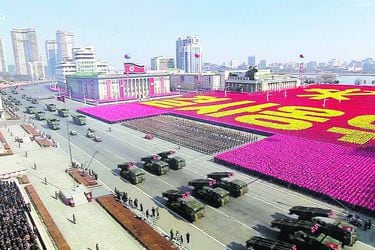 Kim exhibe poder militar en víspera de histórica cita con Seúl en JJ.OO.