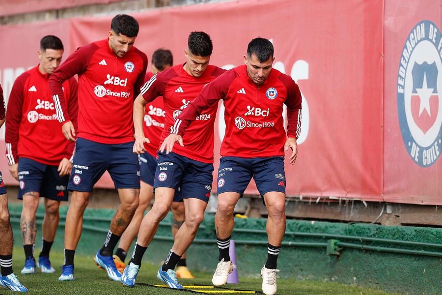 Eduardo Berizzo prepara el once titular para enfrentar a Paraguay.