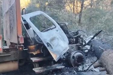 Tres camiones forestales quemados deja ataque incendiario en Lumaco