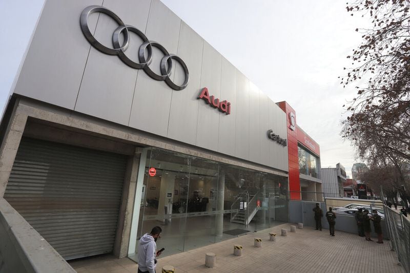 18 automóviles Audi de alta gama fueron sustraídos desde el local de automotora Cartoni en avenida Libertad de Viña del Mar. Los vehículos están avalados en alrededor de 540 millones de pesos. Foto: Manuel Lema Olguin / Agencia Uno.