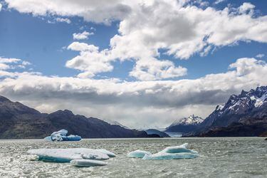 MAGALLANES : Gran iceberg desprendido  del glaciar Grey