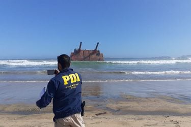 Fiscalía investiga colapso de estructura de minera que dejó grúa y un equipo electrógeno sumergidos tras marejadas en Los Vilos