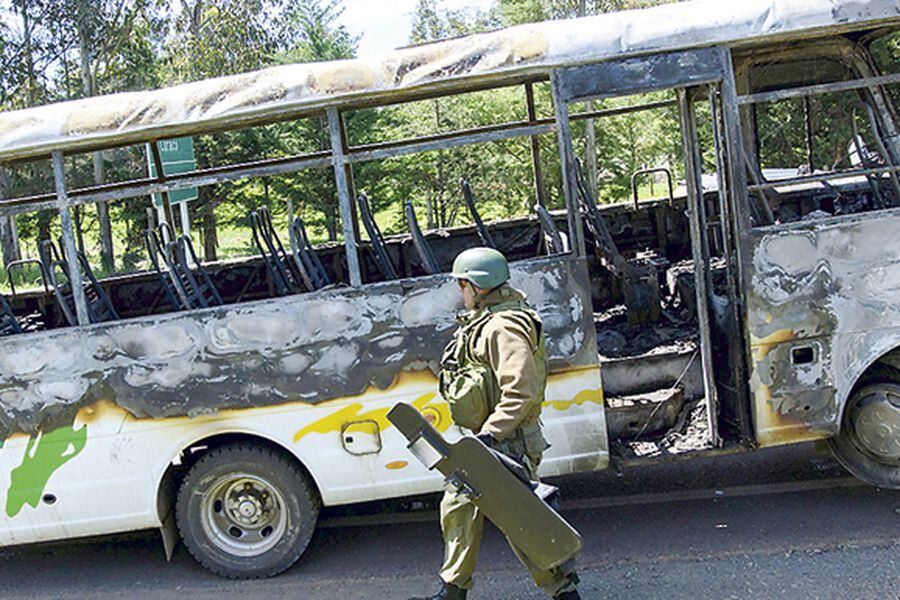 El bus que fue objeto del ataque de los desconocidos, en Ercilla.