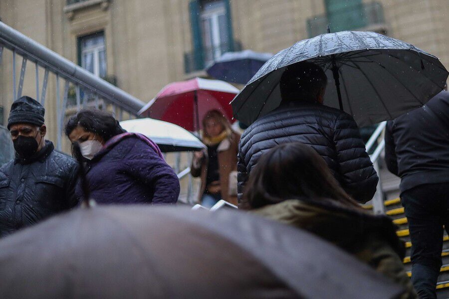 Llueve en gran parte de Santiago. Foto: Sebastián Beltrán Gaete / Agencia Uno.