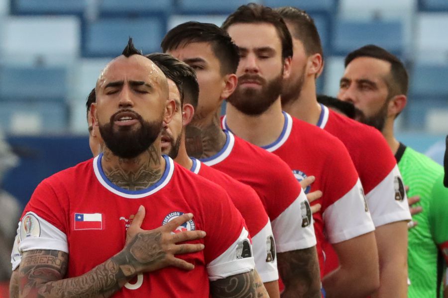 Jugadores de la Selección Chilena al momento de la entonación de los himnos. Foto: Conmebol.