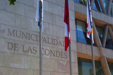Las Condes vs. Las Condes: Dirección de Control del municipio cuestiona auditoría de alcaldesa por construcción de Cesfam